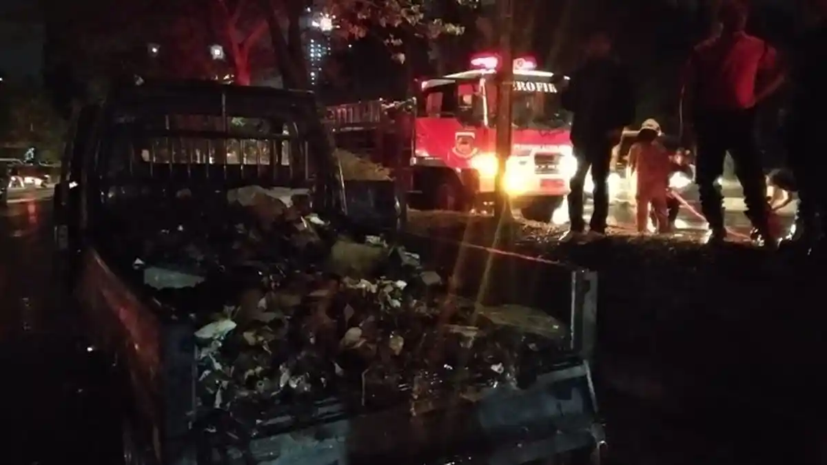 Mobil Pick Up Bermuatan Kardus Terbakar di Kawasan Setu Tangerang Selatan