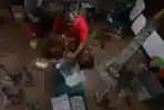 Melihat Pembuatan Miniatur Monas Berbahan Kertas Bekas
