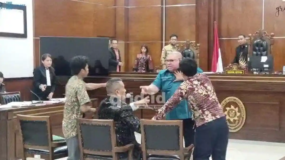Razman Gebrak Meja Sambil Teriak Koruptor ke Hakim, Hotman Paris: Terparah Dalam Sejarah Pengadilan