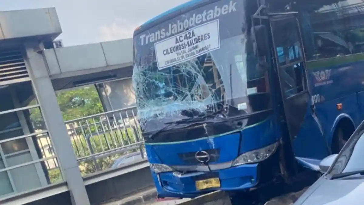 Transjakarta Terlibat Kecelakaan Beruntun di Jalan Letjen S Parman Jakbar  
