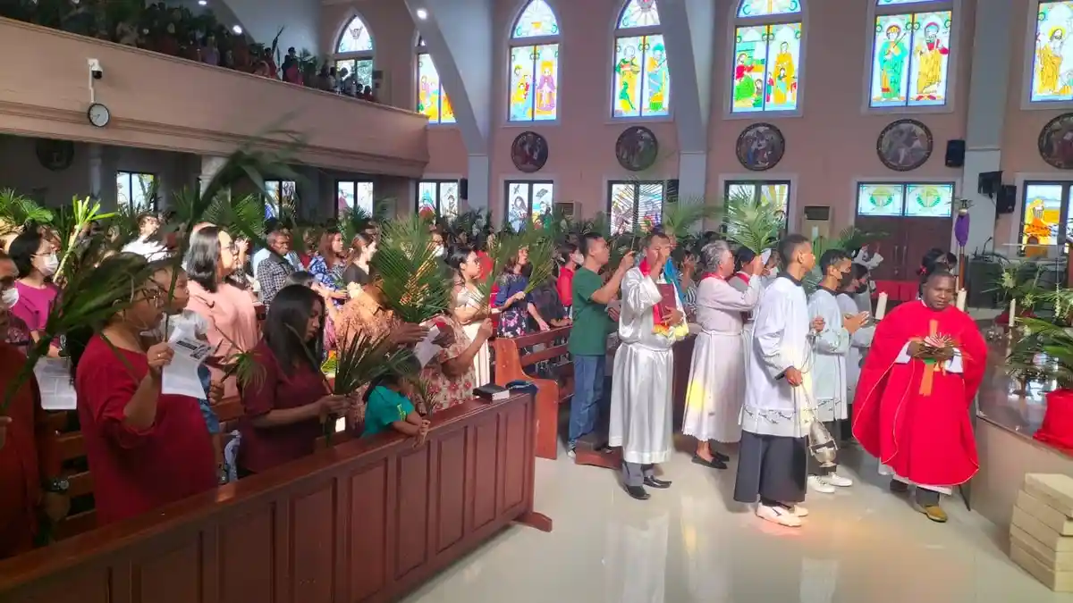 Awali Pekan Suci, Umat Katolik di Manokwari Rayakan Misa Minggu Palma 