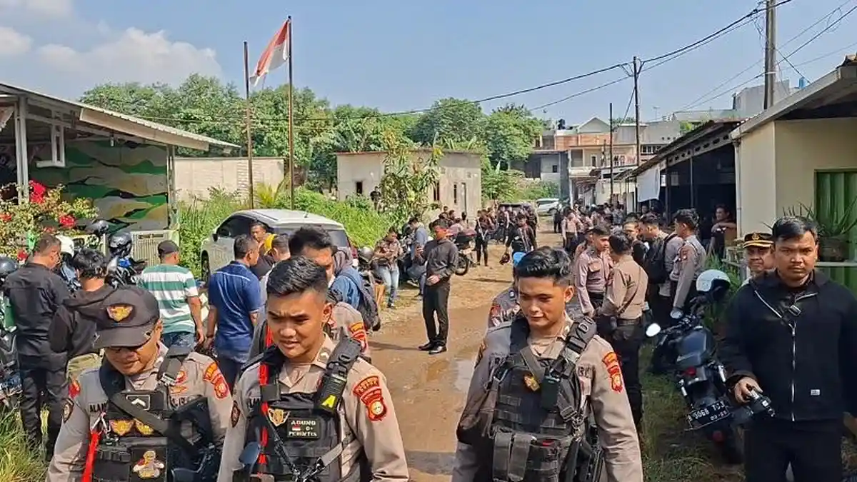 Dikawal Polisi Bersenjata Lengkap, BPN Ukur Batas Tanah di Kampung Baru Harjamukti Depok