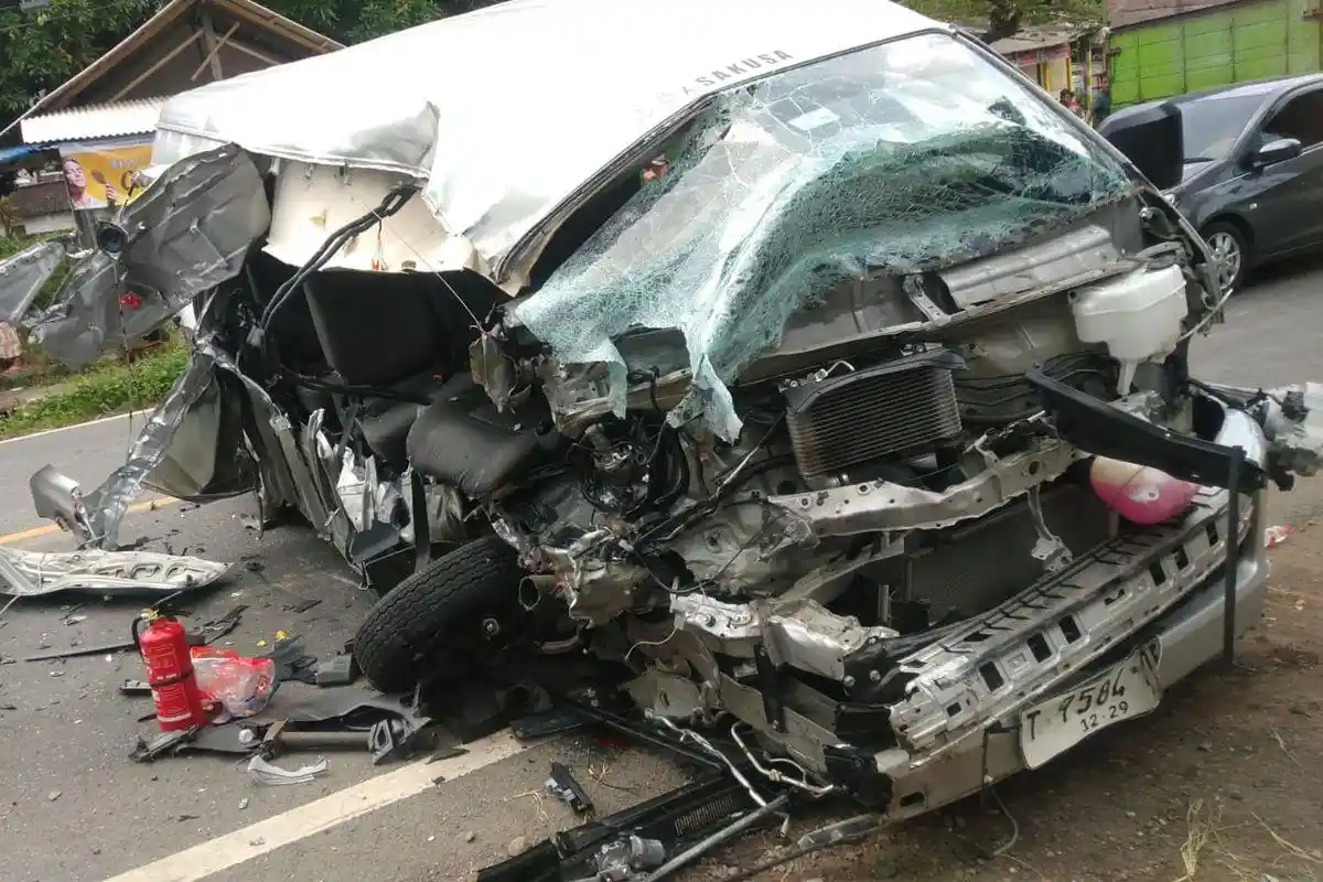 Hiace Hancur Setelah Terlibat Kecelakaan dengan Truk dan Vario, 1 Korban Tewas