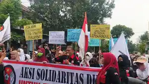 Demonstrasi-di-SMAN-4-Kota-Depok-menuntut-adanya-dugaan-kecurangan-PPDB-p.jpg