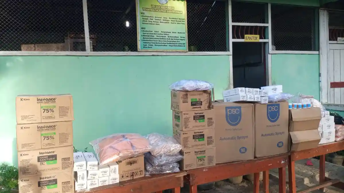 Peduli Santri, IMM Sumut Bagikan Ribuan Alkes Covid-19