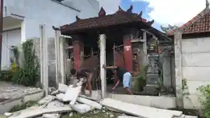 Petugas-yang-disewa-oleh-GWK-Cultural-Park-Bali-tengah-membongkar-pagar.jpg