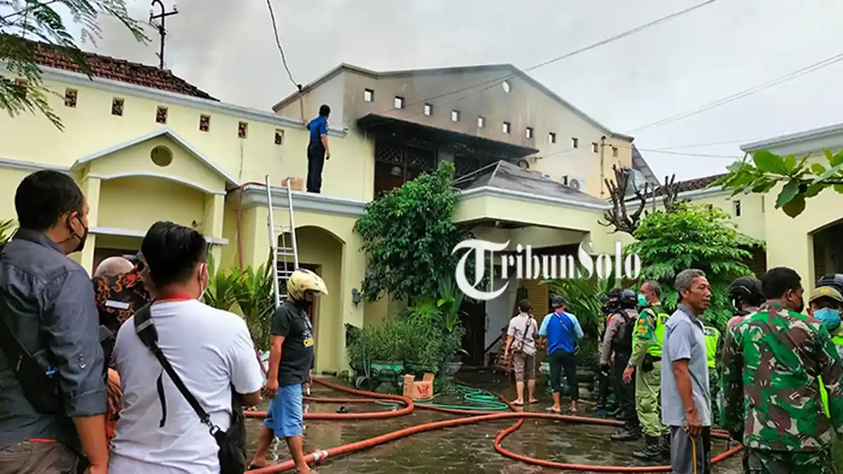 Gudang Logistik di Kepatihan Kulon Terbakar, Terdengar Suara Ledakan Lalu Muncul Api