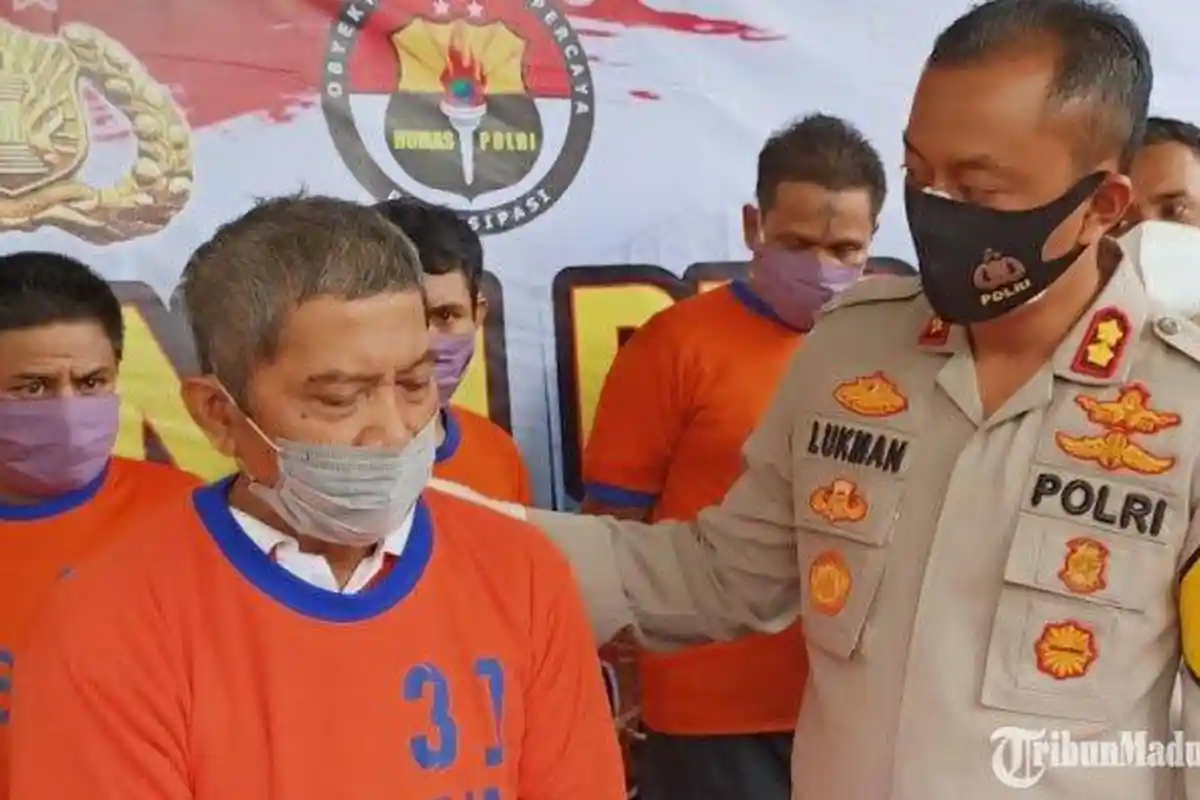 Sekamar Dengan Ayah Tiri Yang Sudah 'Bau Tanah' Pertahanan Siswi SMA ini Akhirnya Jebol Juga