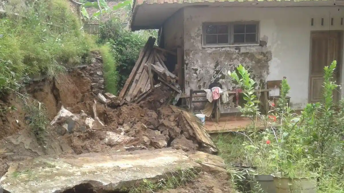 Tembok Drainase di Kecamatan Cikoneng Ciamis Jebol, Material Timpa Rumah Warga