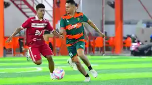 Dua-pemain-yang-bermain-di-Lapangan-Johor-Mini.jpg