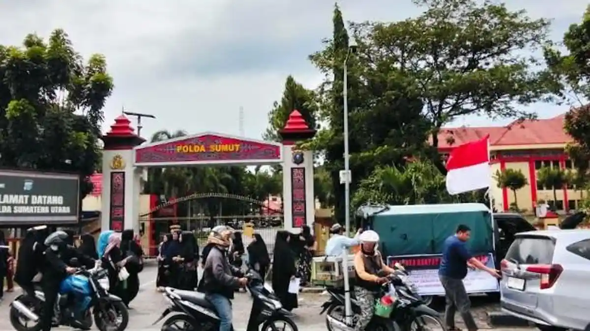 Warga Geruduk Polda Sumut, Minta Polisi Tak Terlibat Politik Praktis saat Pilkada