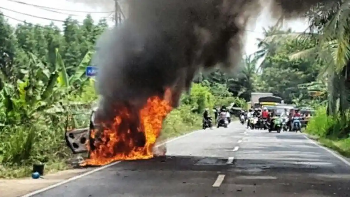 Bawa Jeriken Berisikan BBM, Toyota Kijang Kapsul di OKI Ini Terbakar Lalu Begini Jadinya