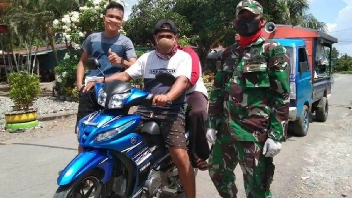 Pria Ini Keluar Rumah Pakai Batok Tempurung Kelapa, Mengaku Tak Dapat Masker