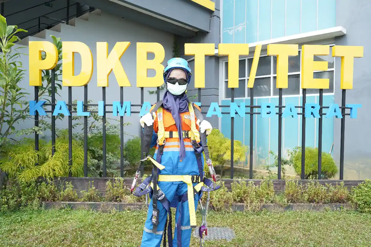 Srikandi PLN UP3B Kalbar Ini Bertugas Pastikan Kelengkapan APD Tim Lapangan Sesuai SOP