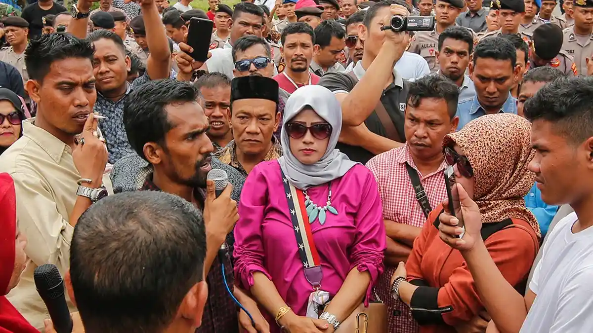 Demonstran Curigai Nova Iriansyah 'Bermain' dalam Kasus OTT Irwandi