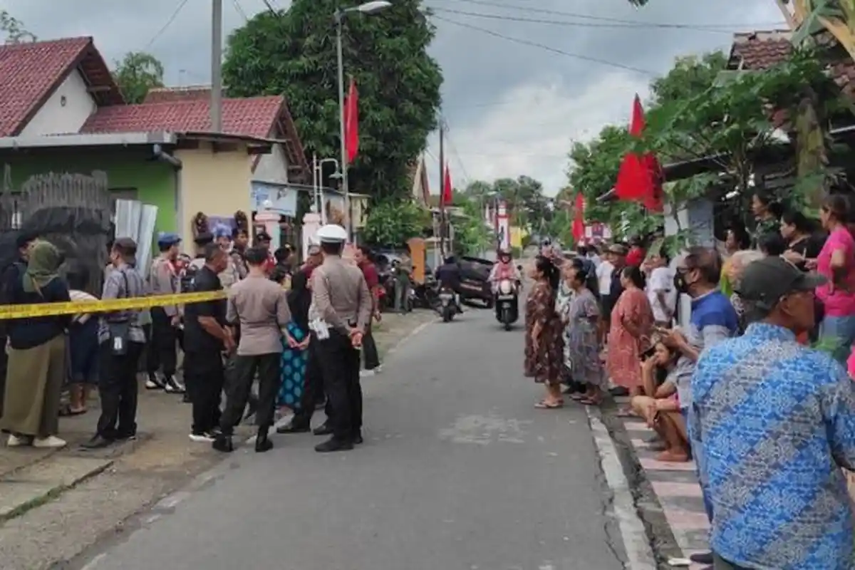 Rekonstruksi Pembunuhan 2 Wanita di Rumah Shelter Anjing Blitar Dikerumuni Warga, Syok