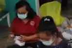 Pasca Gempa Pegawai RS Mitra Manakarra Sortir Obat-Obatan
