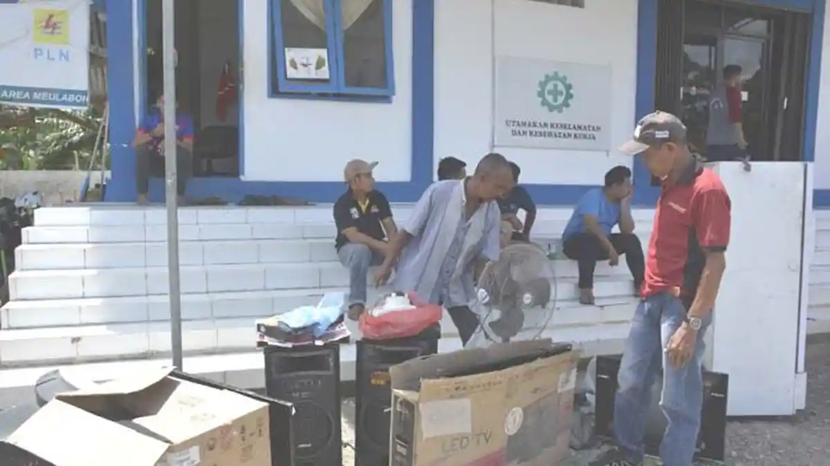 Warga Berbondong-bondong Bawa Barang Elektronik Hangus, Minta Ganti Rugi PLN Rayon Jeuram