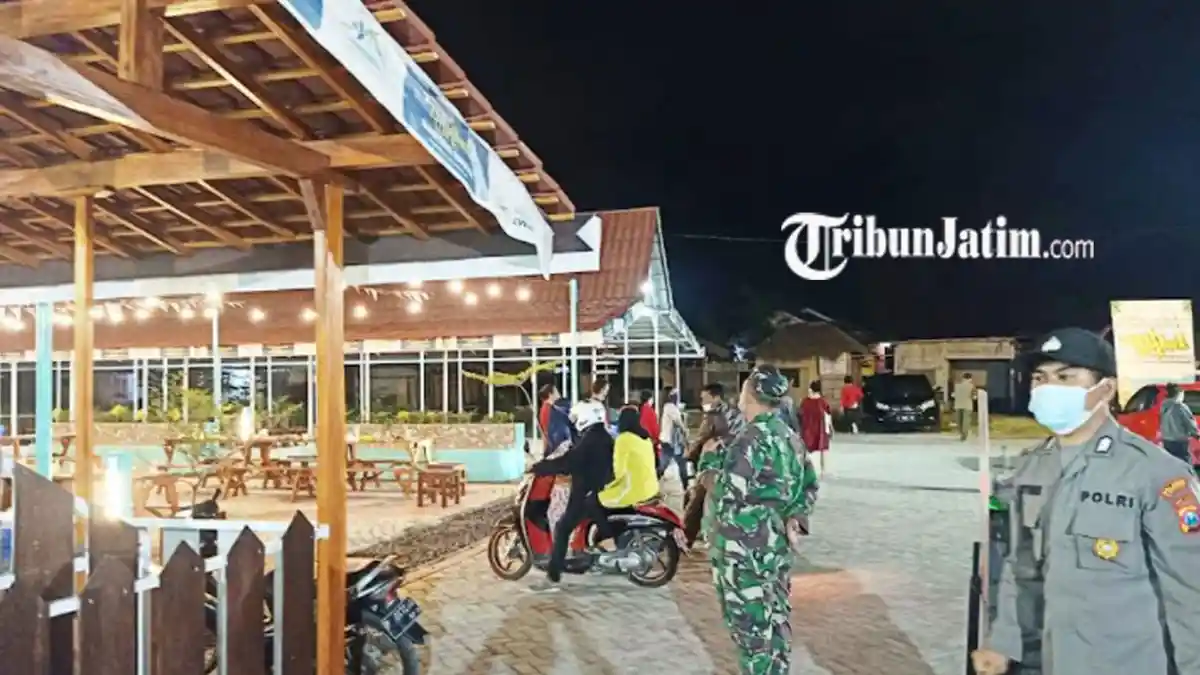 Tim Satgas Covid-19 Banyuwangi Bubarkan Muda-Mudi Bekerum di Pantai Ancol