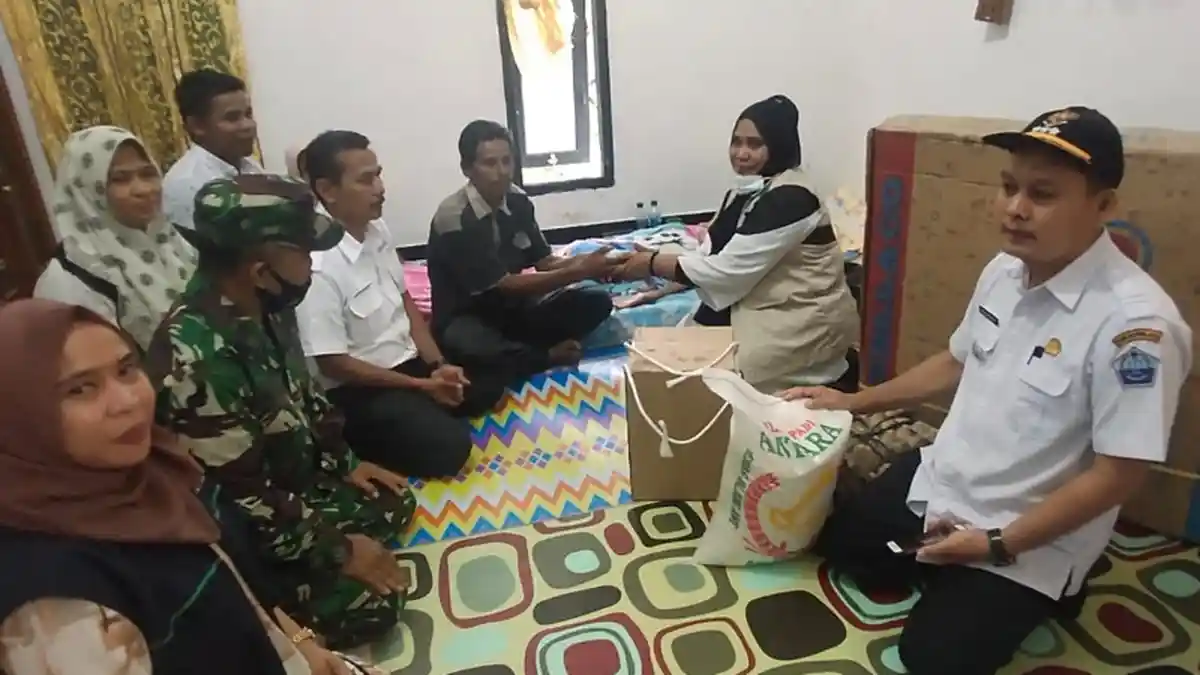 Dinas Sosial Pidie Jaya Bantu Kursi Roda dan Uang untuk Penderita Lumpuh