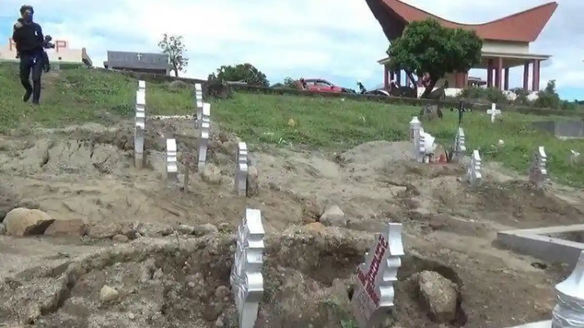 13 Makam Pasien COVID-19 Amblas hingga Petinya Terlihat, Keluarga: Faktor Alam