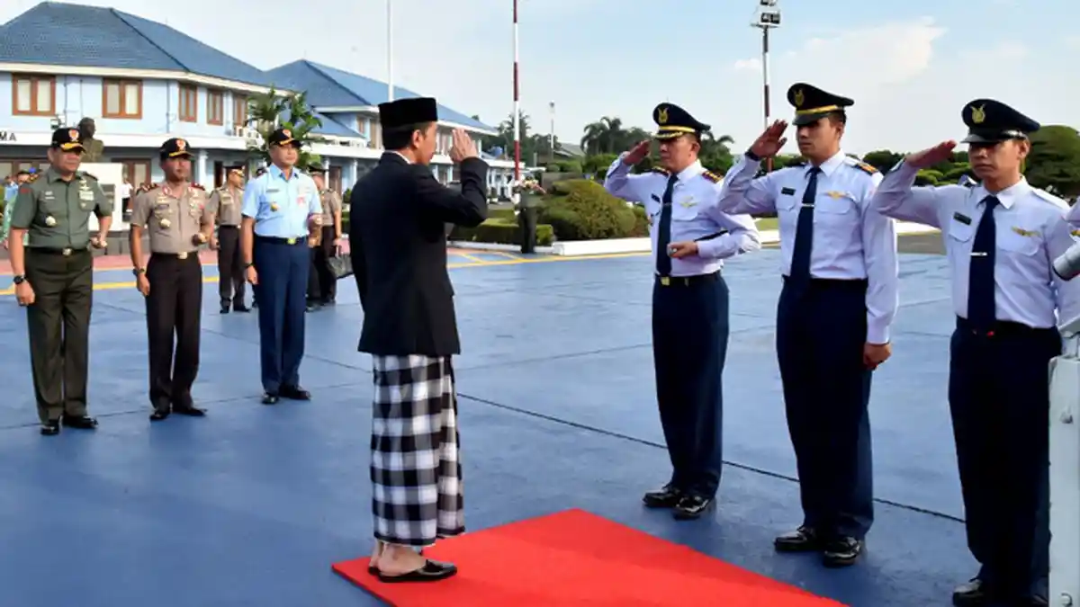 Jokowi Pagi Ini Sarungan Bertolak Menuju Jawa Timur
