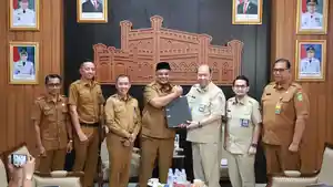 Utusan-presiden-bidang-kesehatan-foto-bersama-Wakil-Bupati-Siak-Syamsurizal.jpg