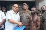 20230809_Manusia-Papua-menyerahkan-daftar.jpg