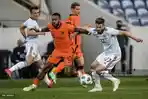 pemain-belanda-memphis-depay-kiri-bersaing-dengan-pemain-skotlandia-stuart-armstrong.jpg