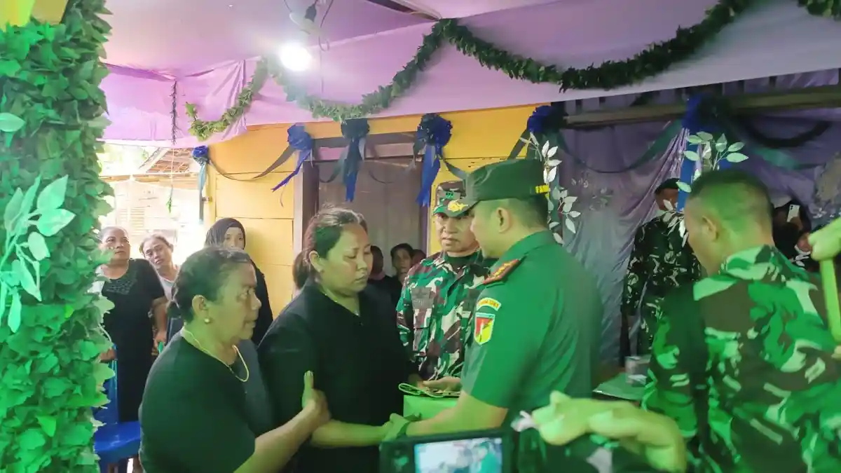 Keluarga Pratu Afrio Setiawan di Bolmong Terima Tali Asih dari Panglima TNI, Kasad dan Kapuspalad