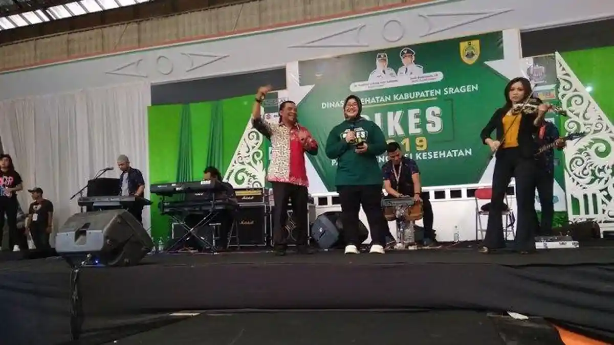 Pemain Kendang Viral Didi Kempot Dory Harsa Dirangkul Bupati Sragen Yuni, Sobat Ambyar Pun Baper