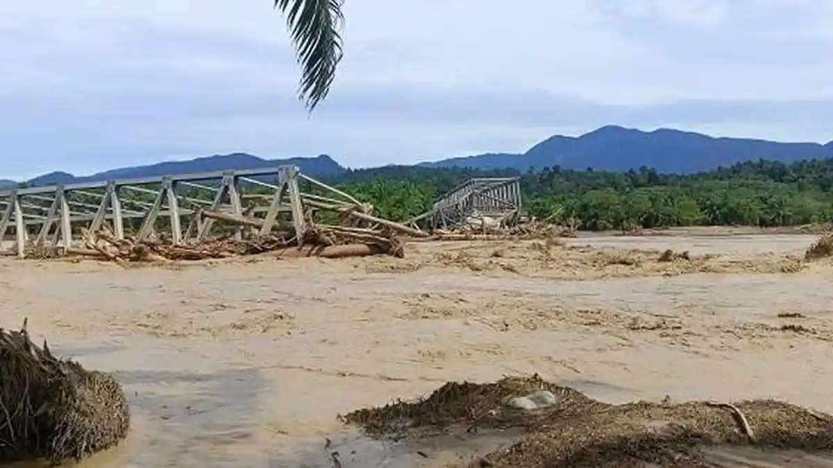 Pusat belum Respons Usulan Jembatan Bailey untuk Gunong Kong Nagan, Warga Terpaksa Pakai Perahu