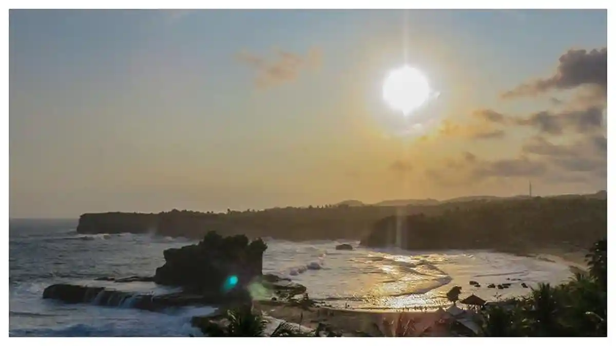 Cuma 33 Km Dari Pacitan, Satu Pantai Memiliki Pemandangan Indah di Pacitan, Pas Buat Selfie