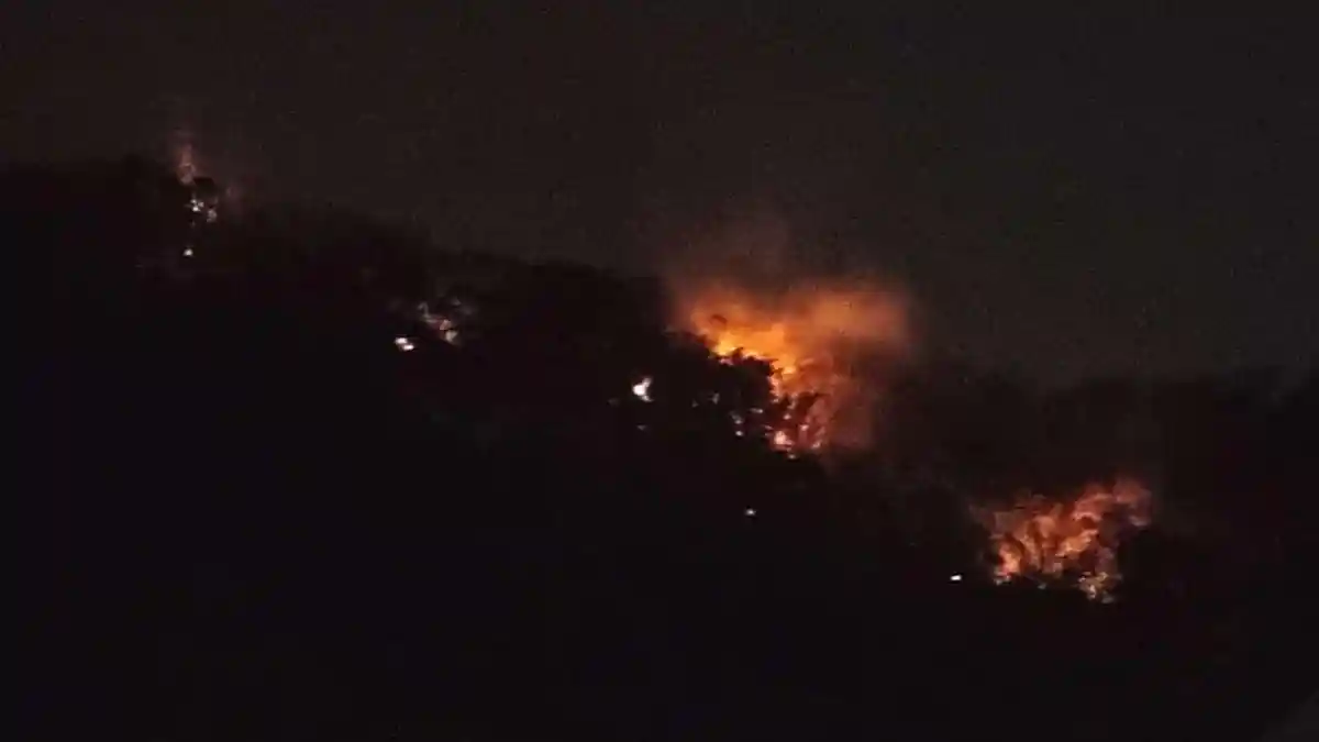 Kebakaran Lahan Terjadi di Bukit Cipereng Baginda Sumedang, Api Nyaris Menjalar ke Pemukiman