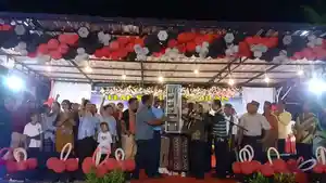Penyerahan-hadiah-saat-acara-puncak-pesta-Pelindung-Paroki-Santo-Fransiskus-dari-Asisi-Kolhua.jpg