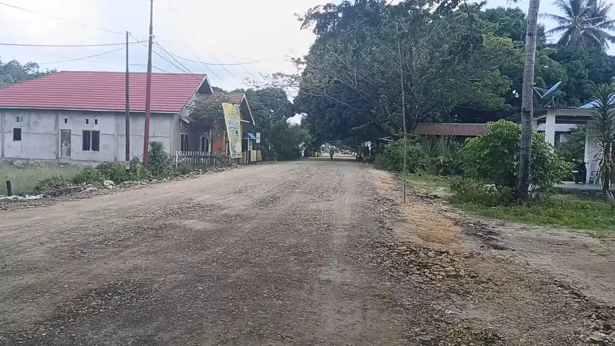 Dinas PUPR Taliabu Maluku Utara Perbaiki Jalan Rusak di Ibukota Bobong 