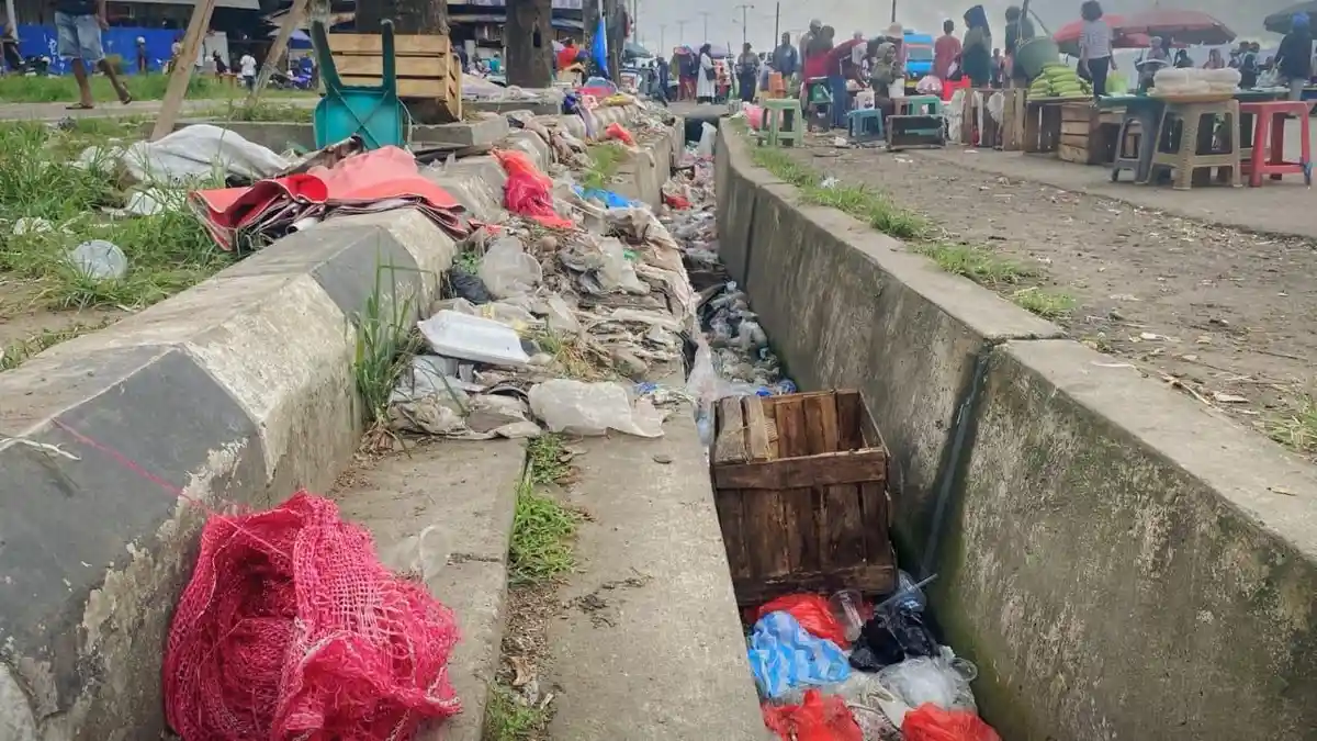 Meski Pedagang Bayar Retribusi ke Pemkot, Sampah Menumpuk di Selokan Pasar Mardika Ambon