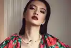 raline-shah-bergelantungan-lakukan-pemotretan-dengan-pose-tak-biasa_20180307_094830.jpg