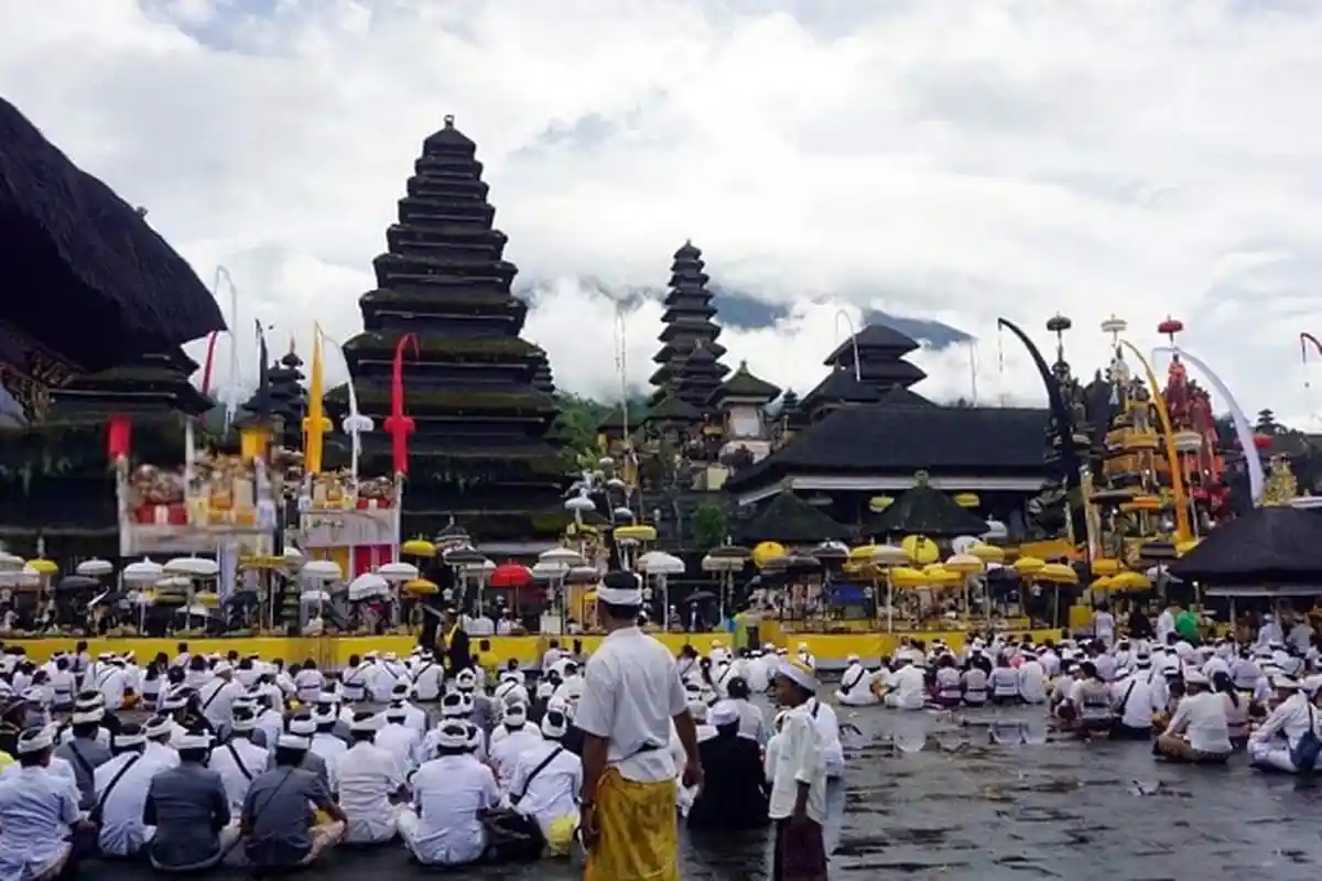 Karya Ida Bhatara Turun Kabeh : Dilarang Menerbangkan Drone hingga Mendaki Gunung Agung Karangasem