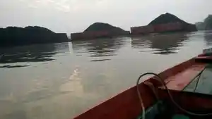 tongkang-batu-bara-tutup-alur-sungai.jpg
