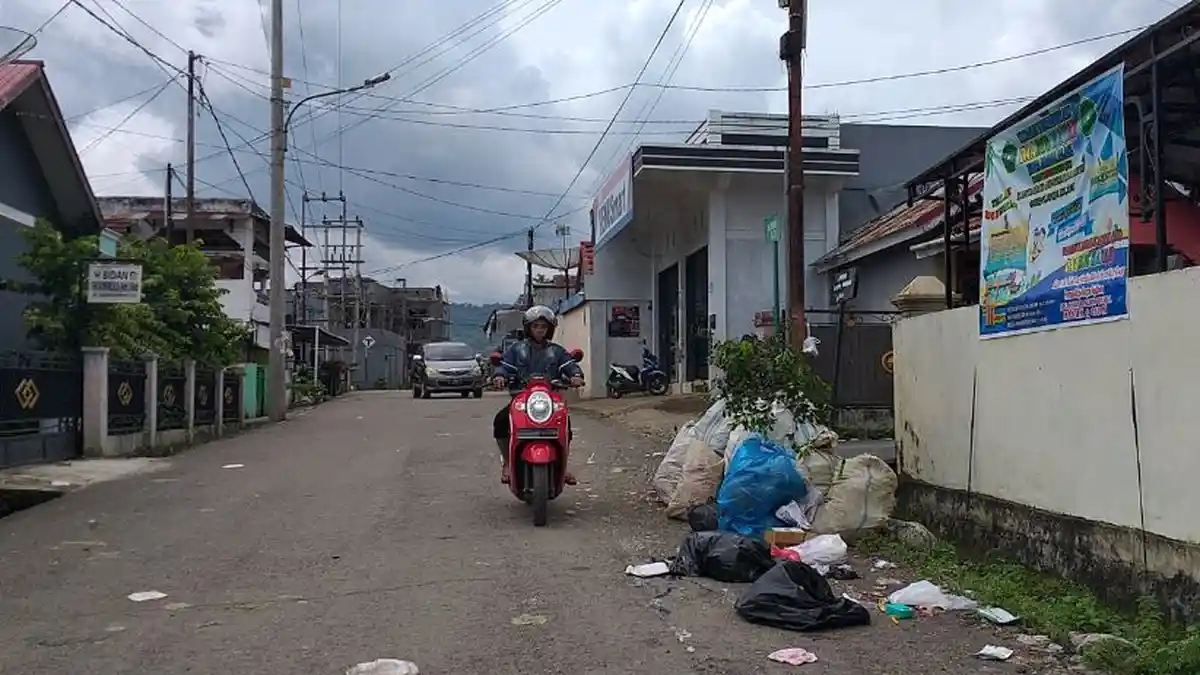Sampah Berserakan dan Masih Menumpuk saat Siang Hari di Kota Wisata Pagaralam