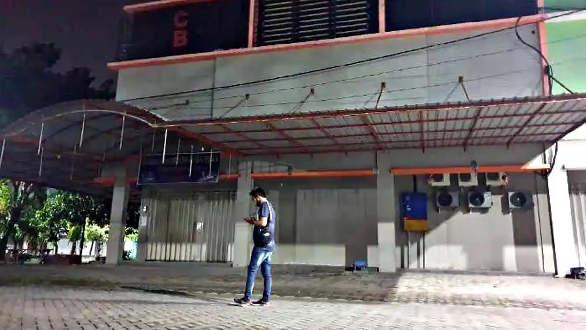 Polisi Pergoki Pemandu Lagu Bermesraan dengan 2 Tamu Karaoke saat Wabah Corona