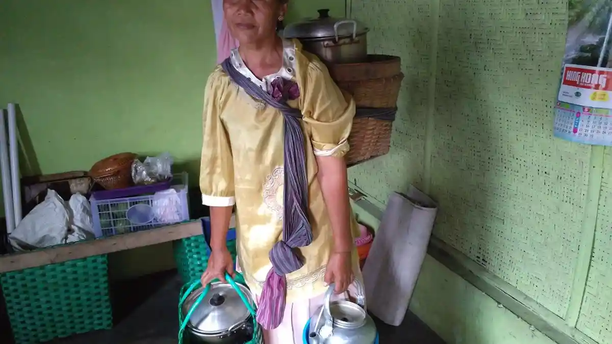 Sukiyem Jualan Jenang Keliling Sejak Usia Remaja