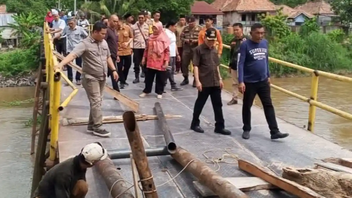 Wabup Ardani Datang, Jembatan Rusak di Kandis Ogan Ilir Langsung Diperbaiki