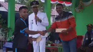 Ones-Wuda-saat-menyerahkan-hadiah-dari-dr-Stevi-Harman.jpg