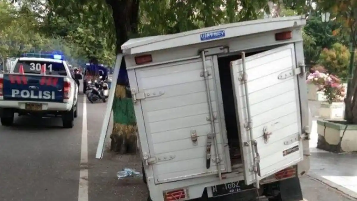 Mobil Boks Tabrak Pohon Asam di Kulon Progo, Sopir Keluar Mobil Tenteng Tangannya yang Putus