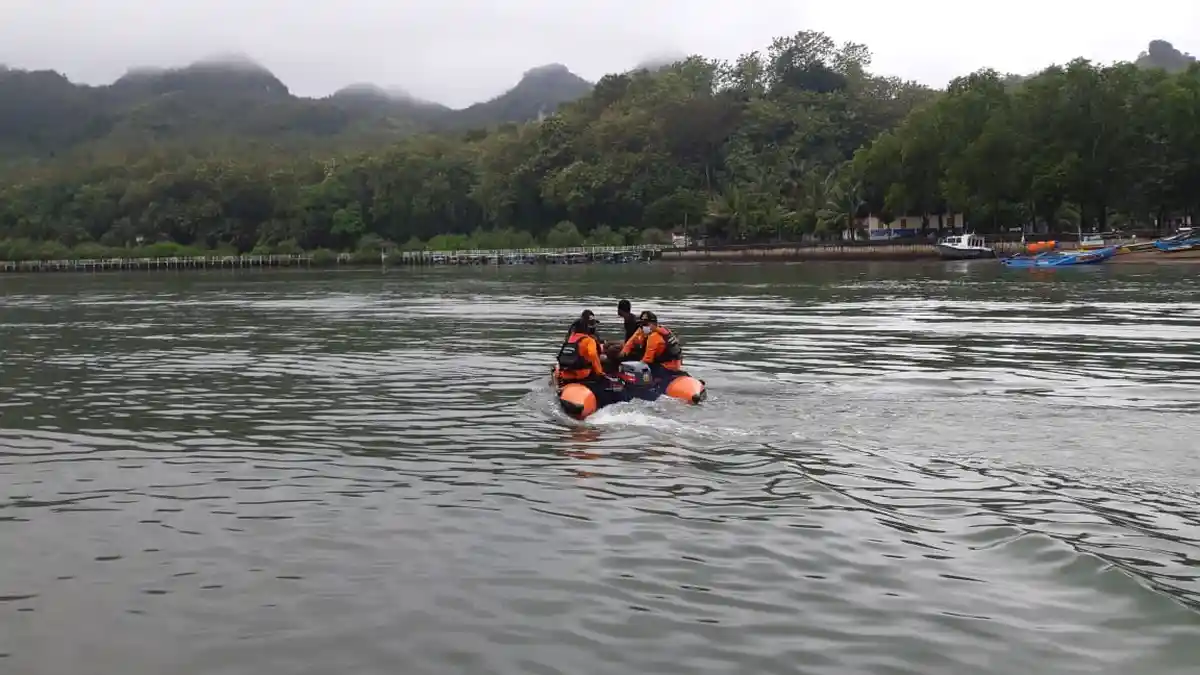Pria Tak Diketahui Identitasnya Berenang dan Hilang di Pantai Logending Kebumen