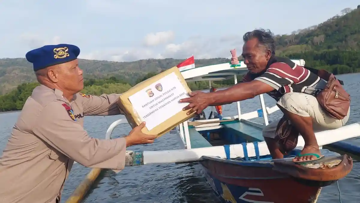 BBM Naik, Polda NTB Bagi-bagi Sembako pada Masyarakat, Bahkan Nelayan di Tengah Laut