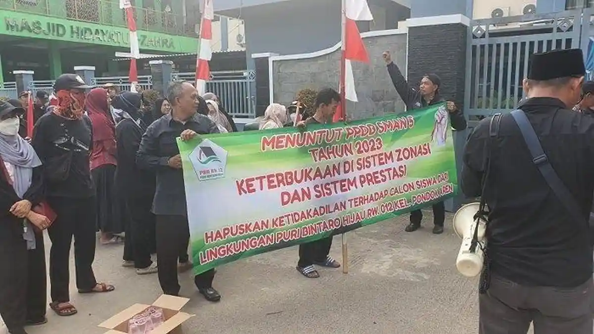 Puluhan Warga Geruduk SMAN 5 Tangsel, Protes Jalur Zonasi PPDB 2023