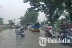 Jalan-Raya-Bringkang-Menganti-Gresik-terendam-banjir-motor-mogok-banjir-di-gresik.jpg